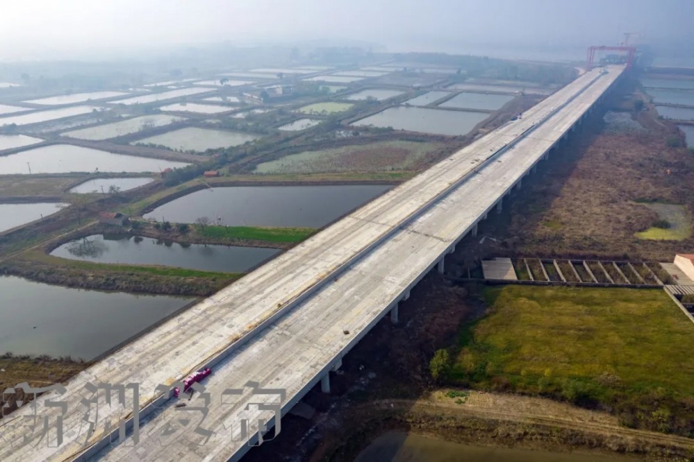 该路是横跨江岸,黄陂,新洲三区的武汉首条"临江,近江,看江"景观大道