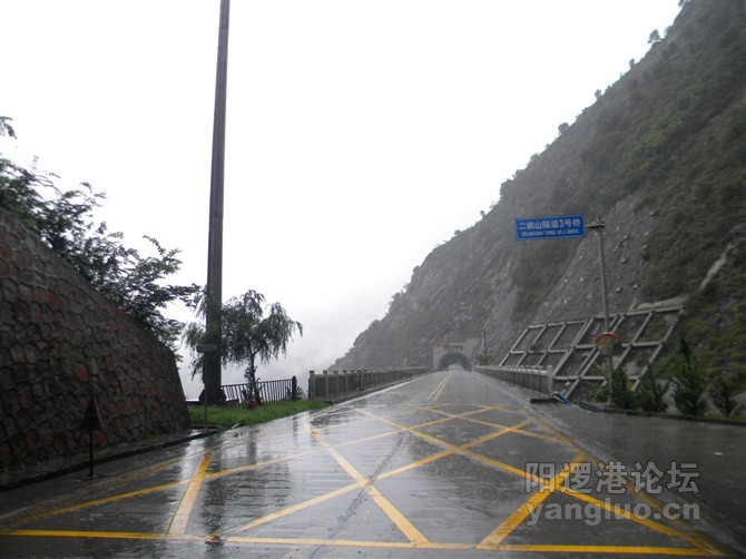 天下着雨，高原上很冷