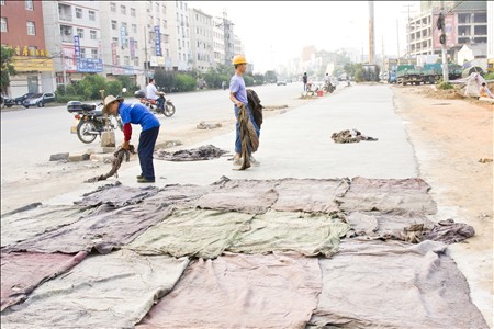 养护路面的周叶二位师傅.jpg