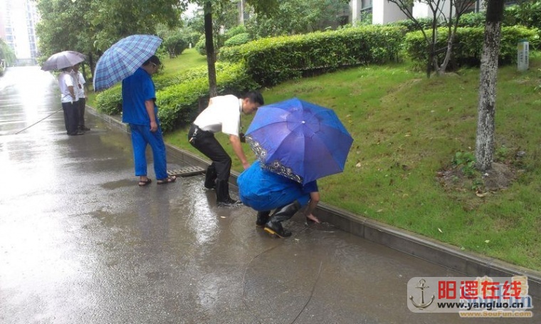 物业人员冒雨排涝