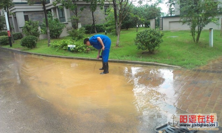 物业人员冒雨排涝