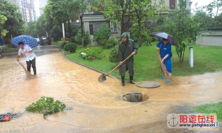 物业人员冒雨排涝