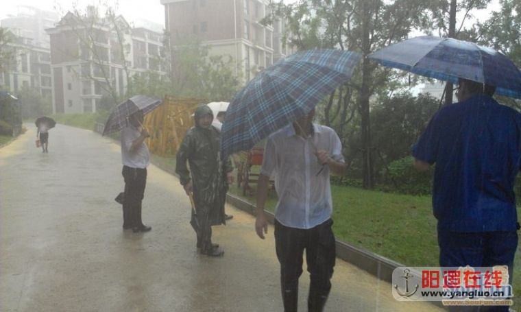 物业人员冒雨排涝