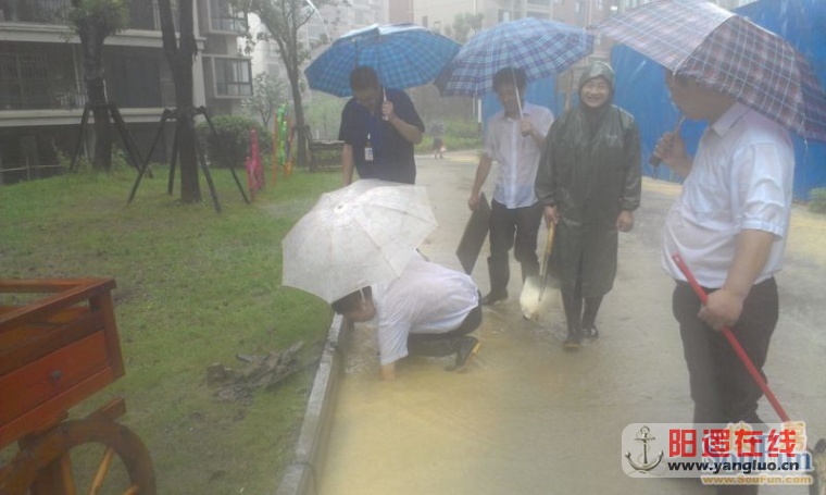 物业人员冒雨排涝