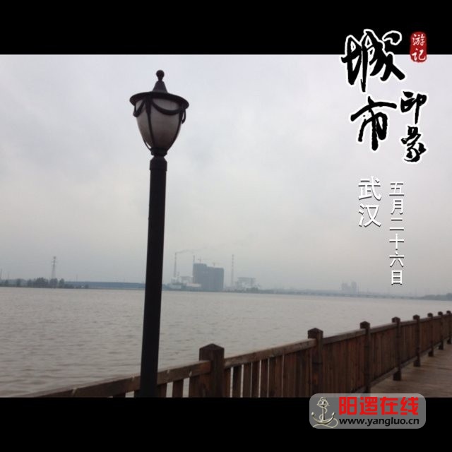 雨中湖畔停，湖畔雨中行