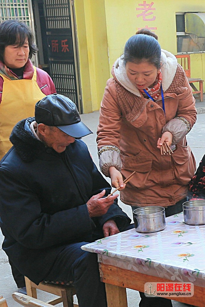 商东社区群干与老人共度新年_18.jpg