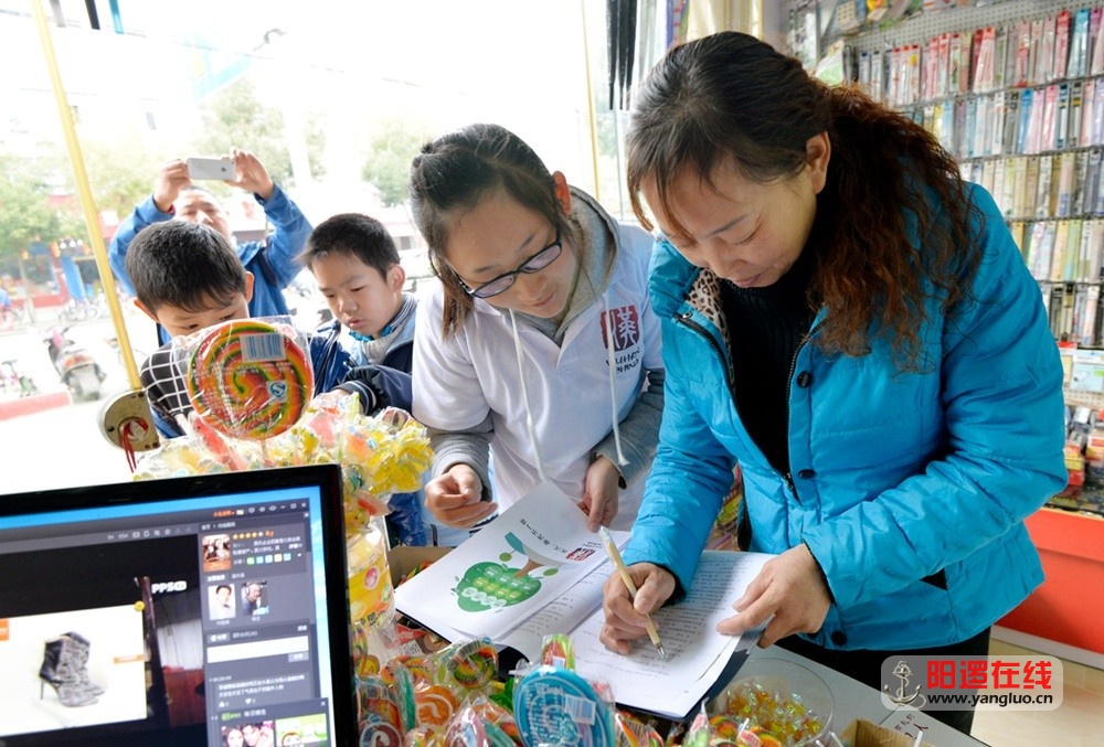 网友们在邾城街头的文具店做调查问卷。影隐摄