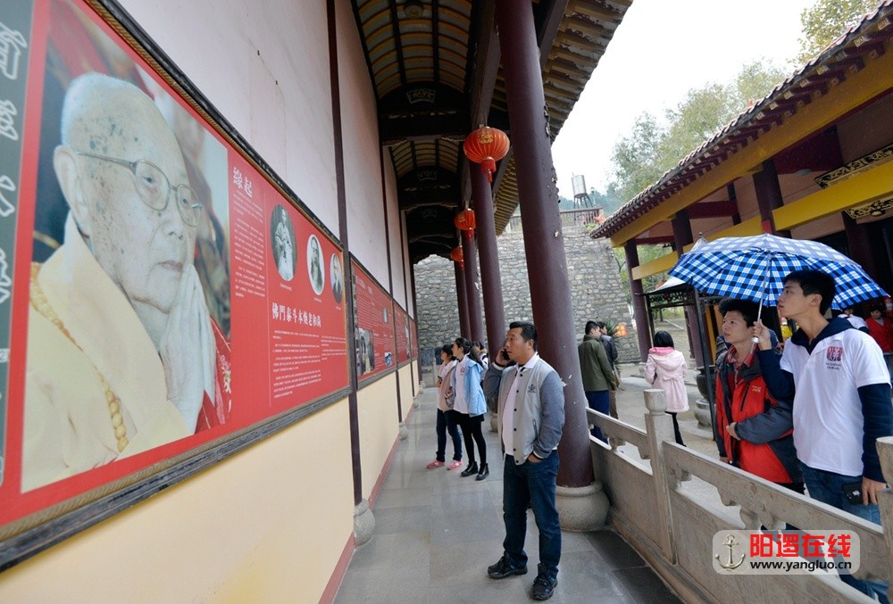 网友们在道观河风景旅游区报恩禅寺参观本焕大师生平事迹展。影隐摄