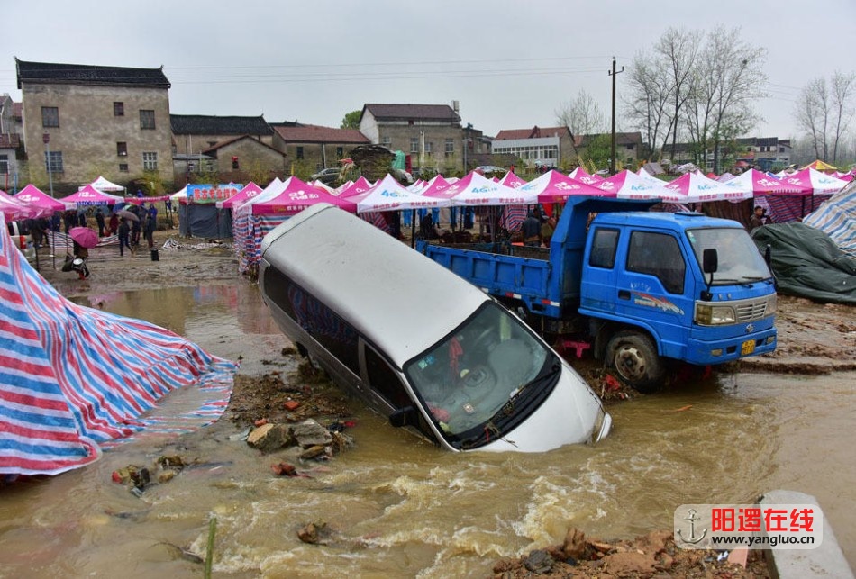 三庙河上游团风境内出现强降雨.jpg