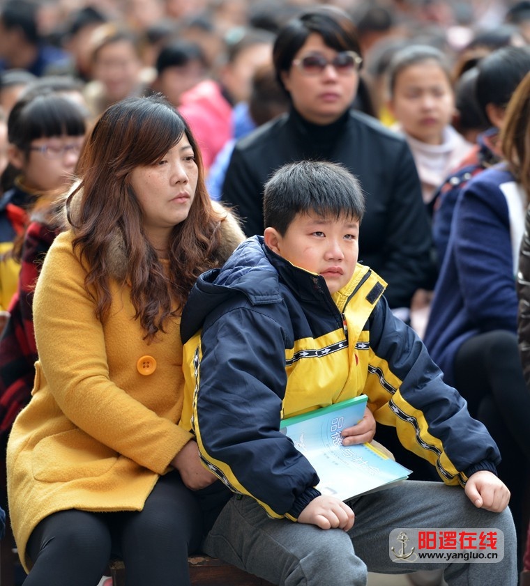 阳逻四小学生泪流满面.jpg