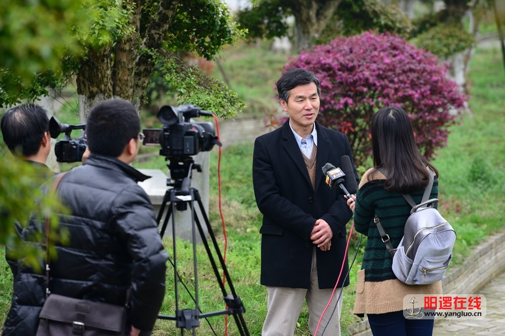 湖北电视台和新洲电视台采访湖北大学教授刘俊松.jpg