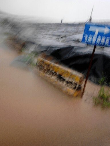 垃圾填埋过高下雨时雨水冲洗着垃圾污水直接流入池塘.jpg