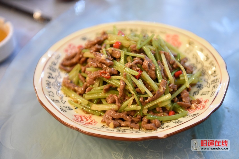 阳逻人家特色菜土芹炒牛肉.jpg