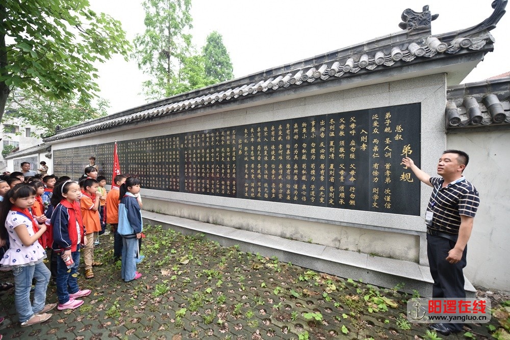 仓埠街中心小学学生集体诵读《子弟规》