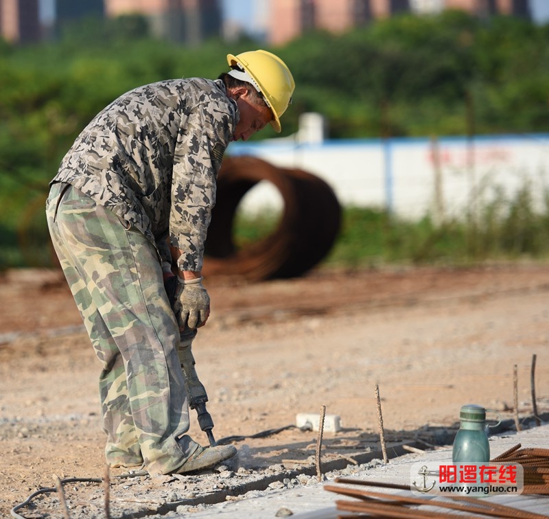 江北快速路柴泊湖大桥工地工人3.jpg