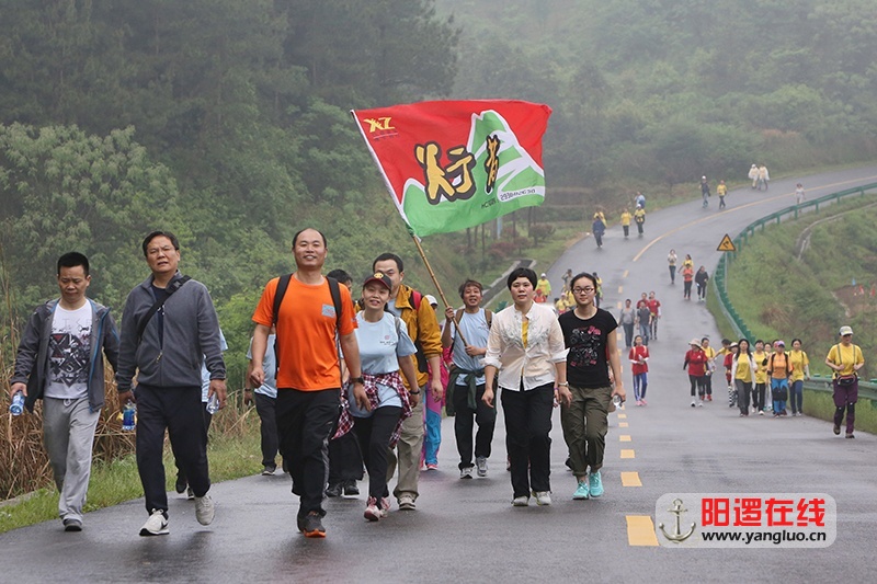 4月23日，新洲“行者”户外运动徒步群，结伴在红色旅游公路上参加问津之路徒步大赛。.jpg