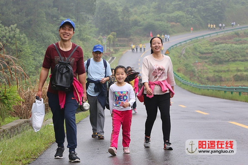 4月23日，在新洲红色旅游公路上，爸爸妈妈带着可爱的女儿兴致勃勃的参加新洲问津之路.jpg