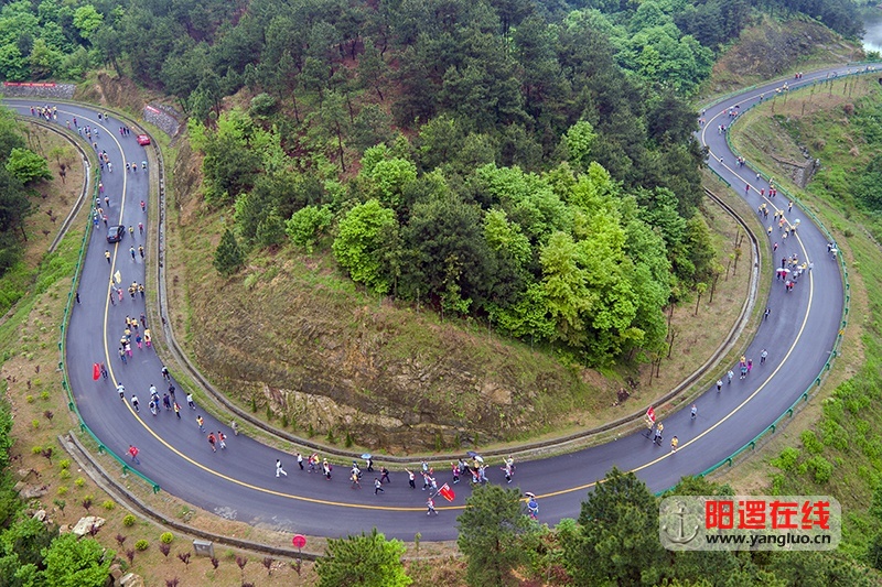 徒步在秀美的山间公路上，成为大家的享受。肖劲松摄影.jpg