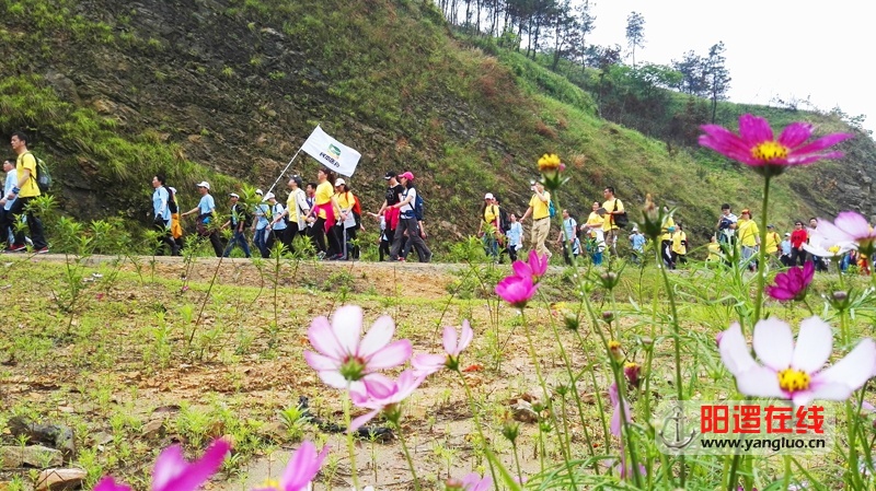 漫步花从中    石平原.jpg