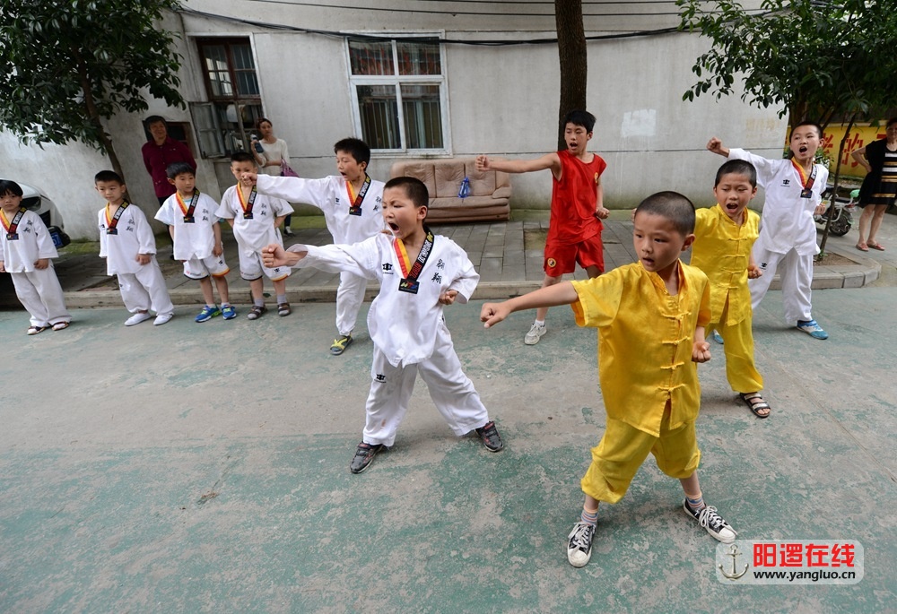 阳逻少林武术培训班学员为阳逻商东社区敬老院老人表演.jpg