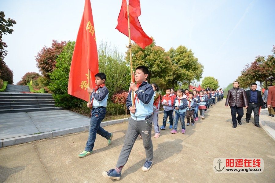 阳逻街施岗小学师生到万福净土陵园祭扫烈士墓.jpg