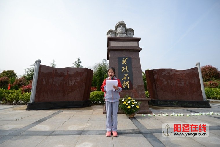 阳逻街施岗小学师生到万福净土陵园祭扫烈士墓4.jpg