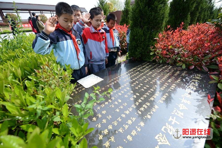 阳逻街施岗小学师生到万福净土陵园祭扫烈士墓5.jpg