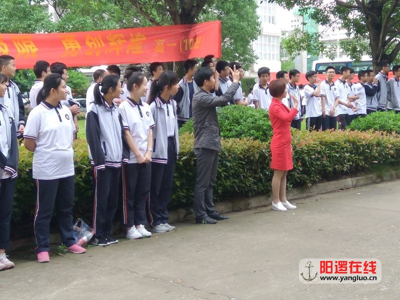 学校领导为高考学子送行.jpg