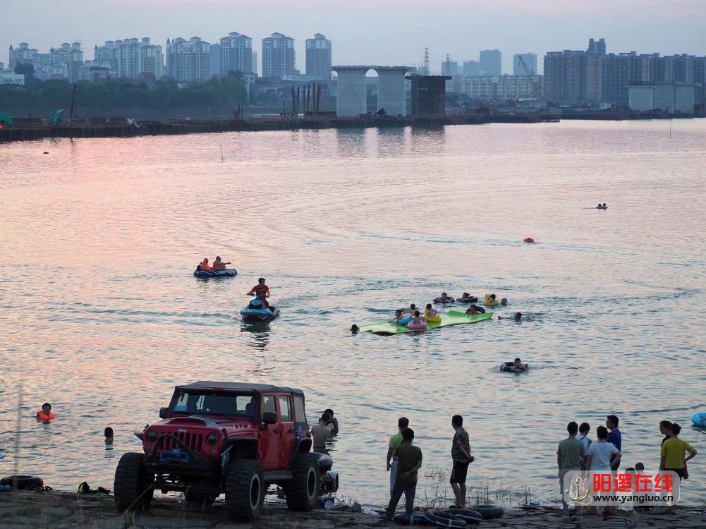 倒水河阳逻段游泳的居民3.jpg